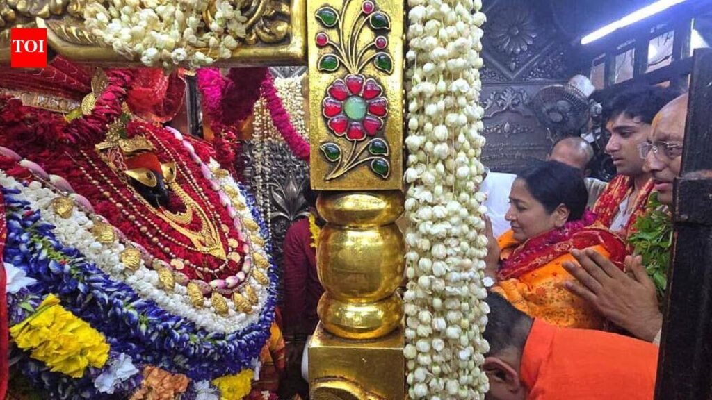 Delhi CM seeks blessings at Vindhyachal, Participates in Ganga aarti | Varanasi News