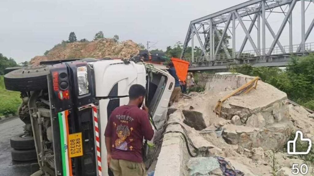 Truck overturns at Jawahar ghat in Hazaribag, Bihar helper killed | Ranchi News