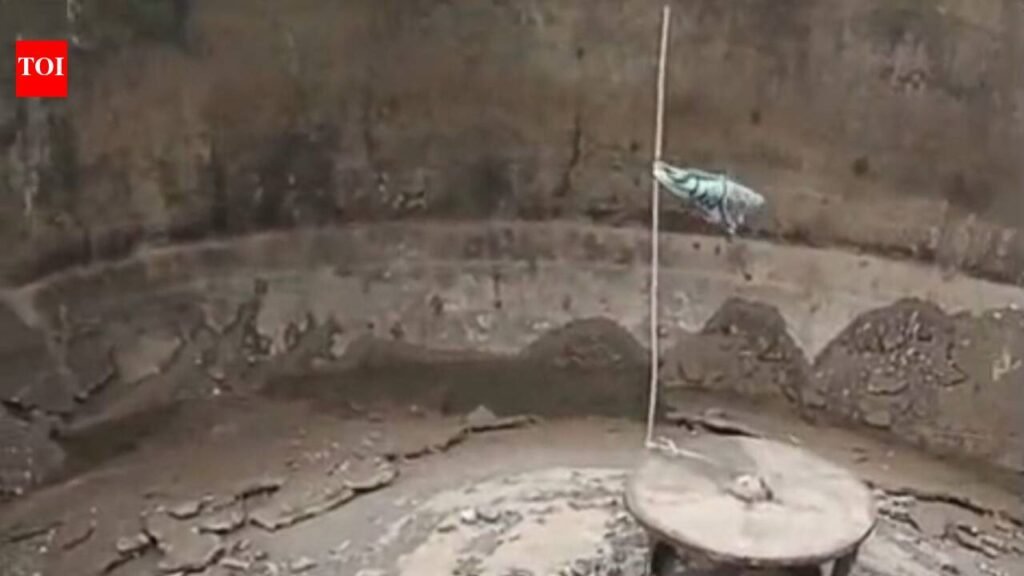 Residents panic after portion of an overhead tank caves in | Kanpur News