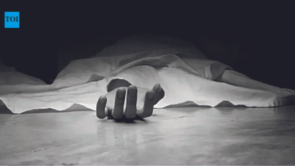 Worker dies after hit by lightning in Buxar farm field | Patna News