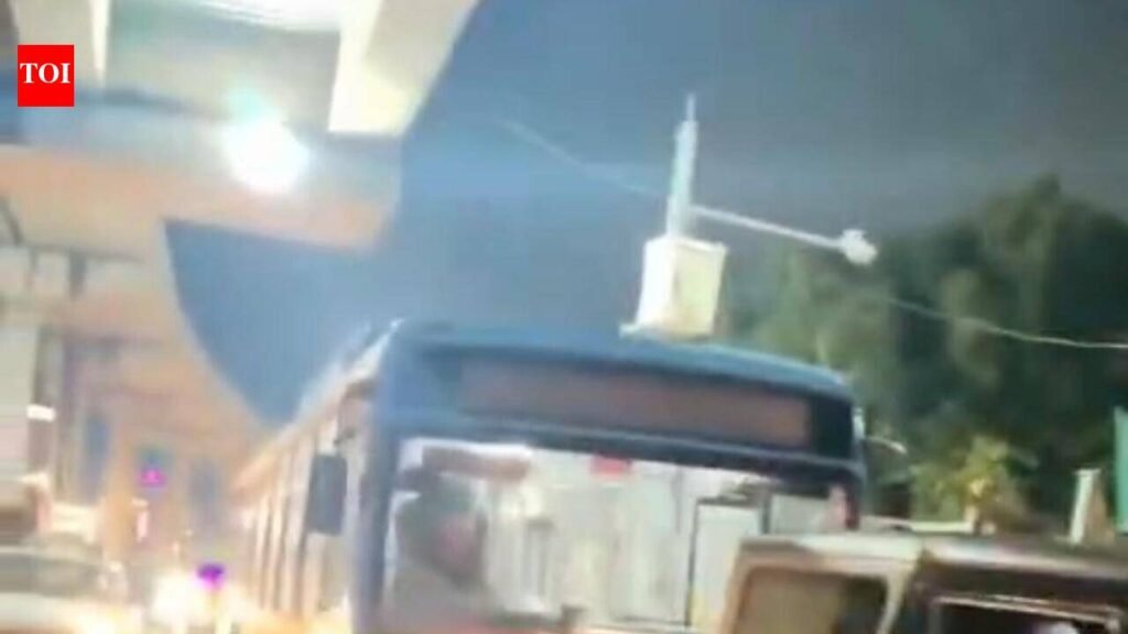 E-bus breaks down, Thar tows it to depot in Bengaluru | Bengaluru News