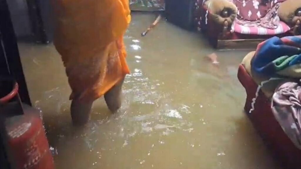 Heavy Rain floods Sonari, Sivasagar & parts of Jorhat; water enters homes | Guwahati News