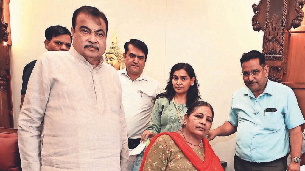 Gadkari distributes prosthetic limbs, wheelchairs at Janta Darbar | Nagpur News