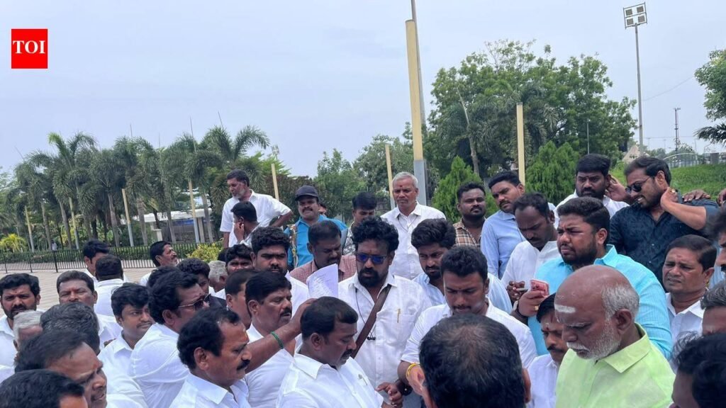 Fresh trouble for EPS as C Ve Shanmugam camp renews rebellion | Chennai News