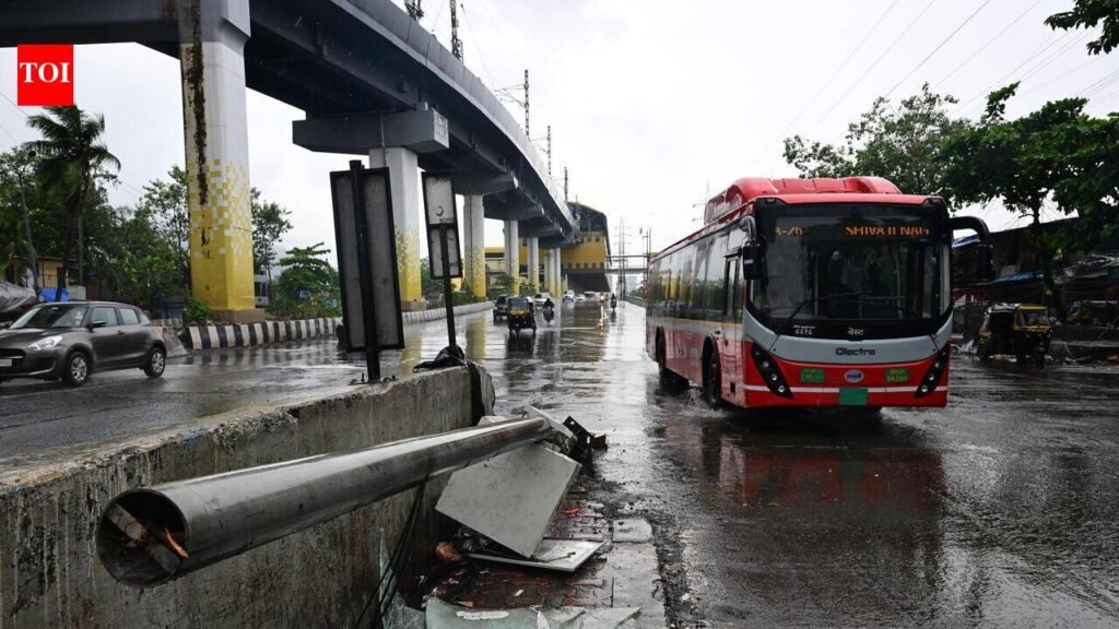1 killed, 10 hurt as BEST bus hits divider near Mankhurd | Mumbai News