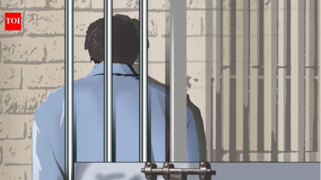 Prison superintendent foils beedi smuggling attempt; suspect held | Mysuru News