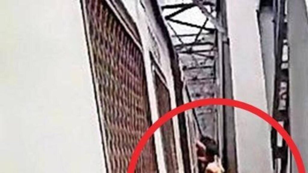 Viral video of commuter hanging out of packed train puts spotlight back on women’s safety in Mumbai locals and overcrowded Thane-Diva rail stretch | Mumbai News