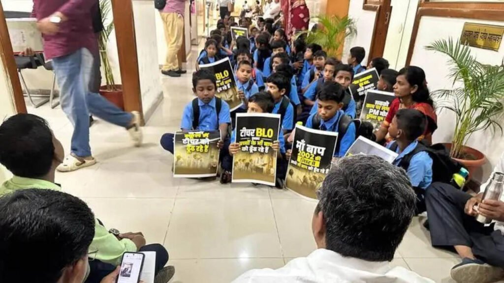 11 Classes, 3 Teachers: Students Protest Outside Civic Body HQ | Nagpur News