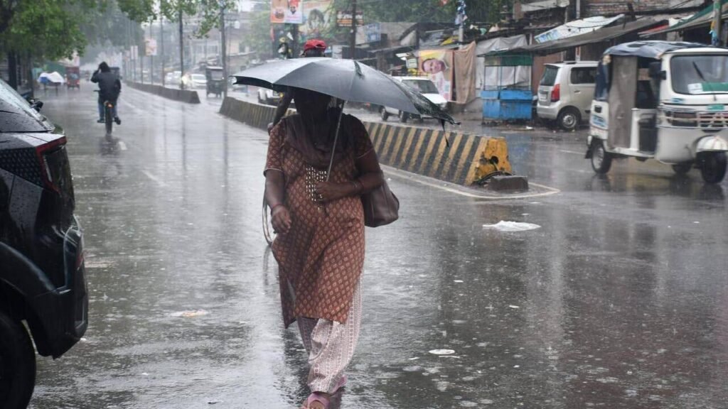 Light showers, cloudy skies keep weather pleasant | Kanpur News
