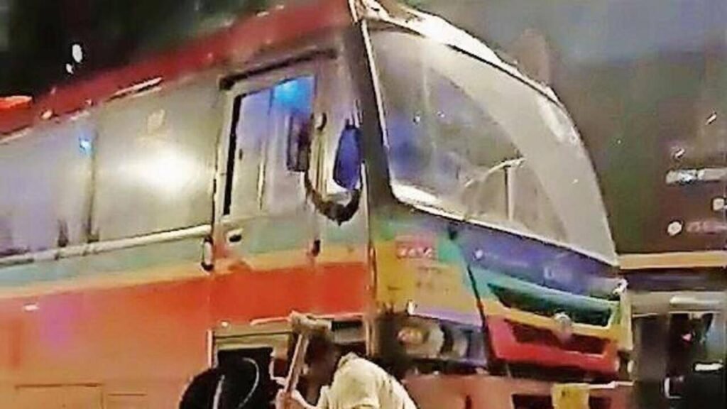 BEST bus mounts divider while avoiding biker in Borivli, no injuries reported | Mumbai News