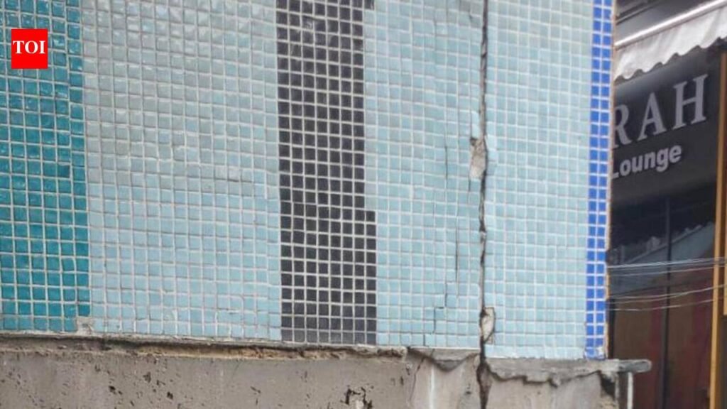 Metro inspects City Centre station pillar crack | Kolkata News