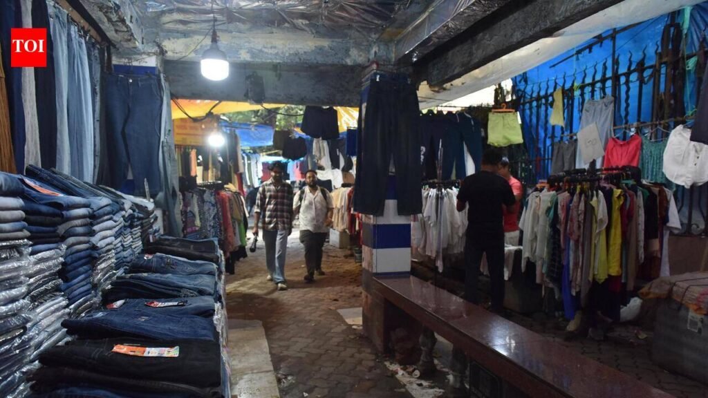 Min’s 24-hr deadline: Some fall in line near Park Street, rest stay put in double-row in Chowringhee | Kolkata News