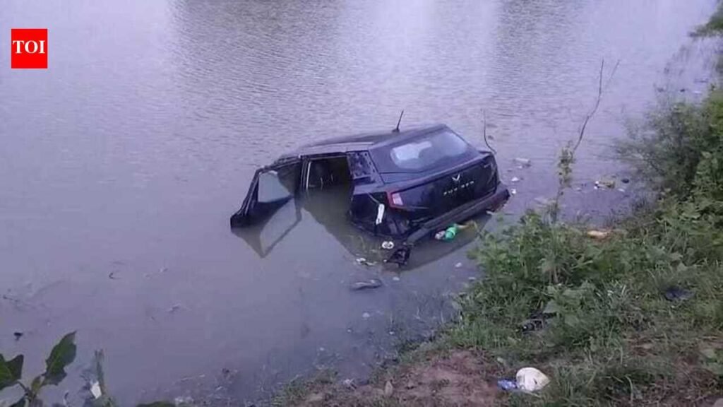 Car returning from wedding falls into pond, 5 trapped inside die | Bhubaneswar News