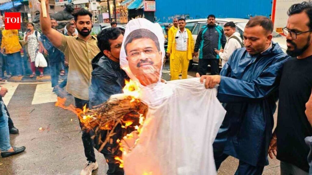 UBT workers stage protest in Kalyan over Jantar Mantar incident, burn effigy of Dharmendra Pradhan | Thane News