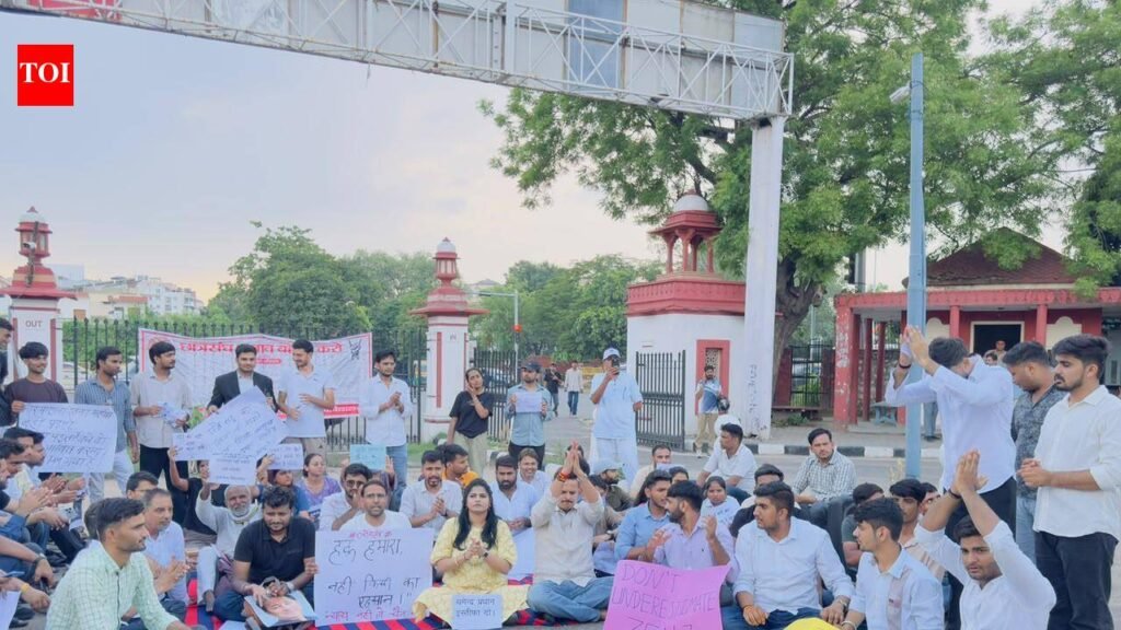 RU student begins hunger strike over lathi-charge on protesters in Delhi | Jaipur News