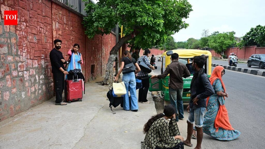JLN Marg-Shanti Path crossing turned into unauthorised bus stop | Jaipur News