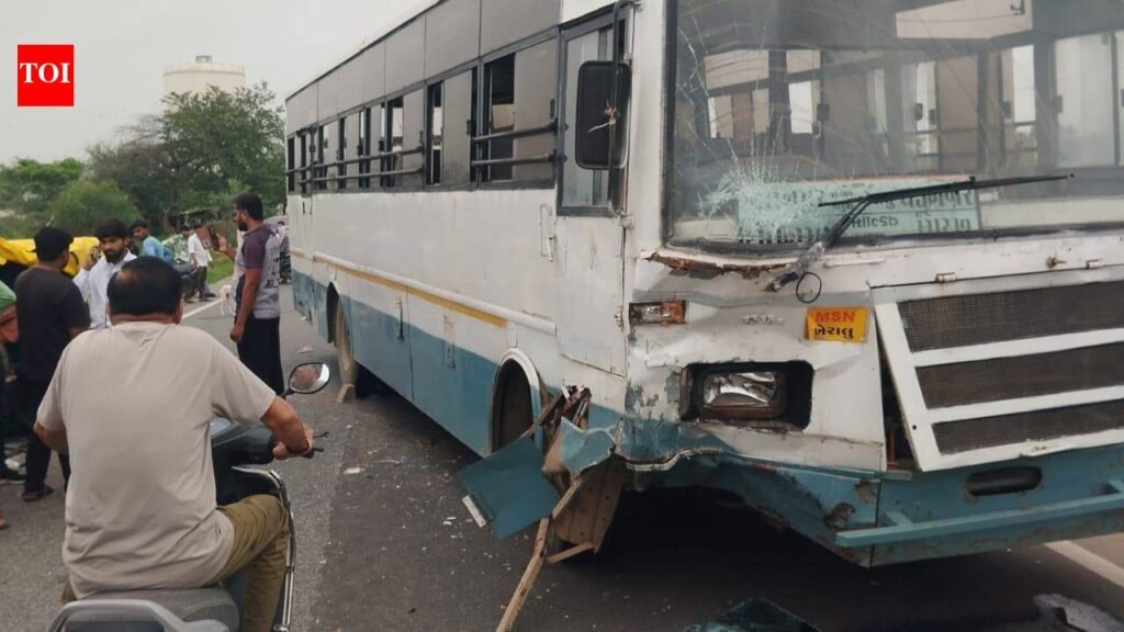 3 die in collision between ST bus, rickshaw | Rajkot News