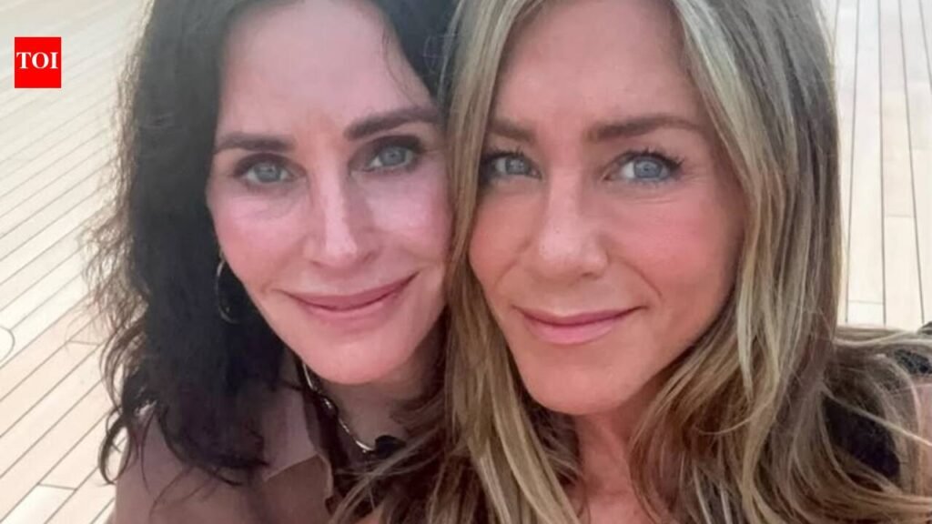 Jennifer Aniston and Courteney Cox vacation in Spain with Pedro Pascal and Jim Curtis |