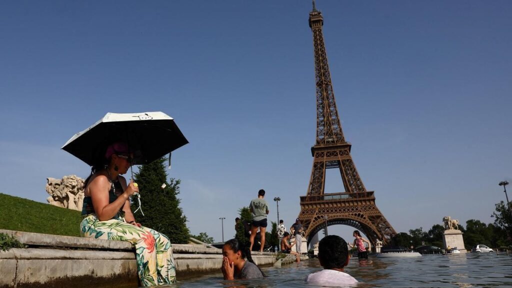 France advances bill to ban social media for under-15s