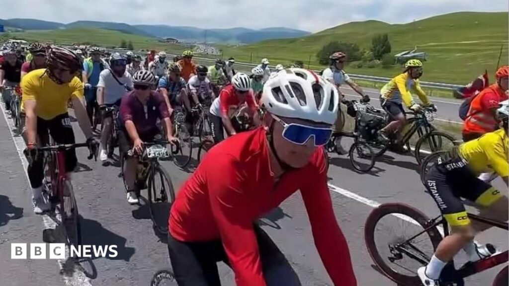 Thousands sign petition supporting Turkish governor after cycling tights row