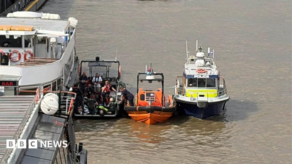 Met Police officers hurt after boat strikes Westminster Bridge