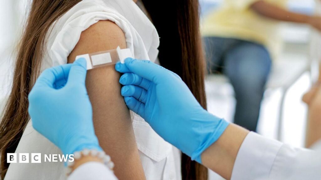 Teenagers from 15 should be given free meningitis B vaccine, say experts