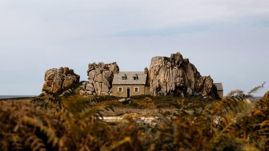 This 160-year-old tiny French cottage is squeezed between two rocks and off limits to tourists: Here’s why
