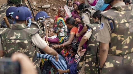 MP: Police remove Ken-Betwa project protesters after 14-day stir in Panna