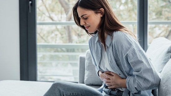 Sharp pain shifting from the navel to lower-right abdomen? Gastroenterologist reveals what it may mean