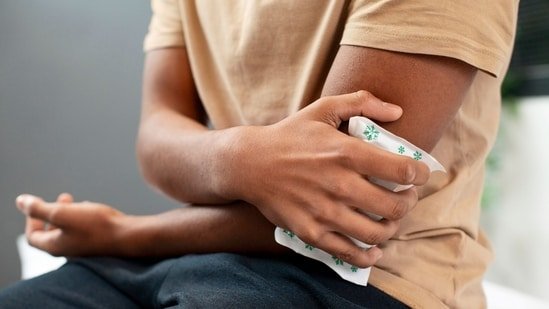 How to choose between using hot and cold compress? Orthopaedic surgeon Dr Kiran Shete explains