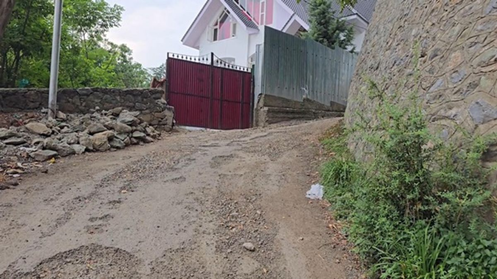 Ganderbal villagers repair road on their own