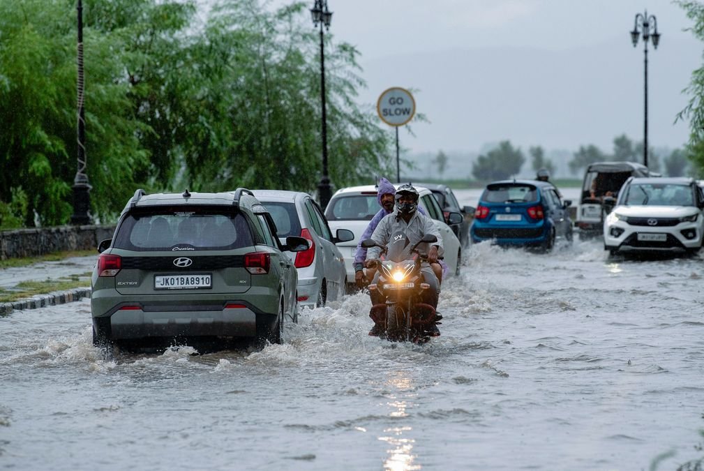 Incessant rains flood Srinagar areas
