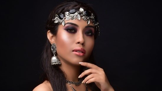 How to choose jewellery that complements your face shape for a more balanced and flattering look