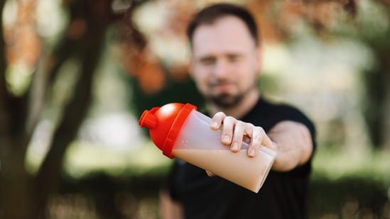 Does whey protein isolate cause gas? 10 whey protein powders for women who are trying to minimise their bloating