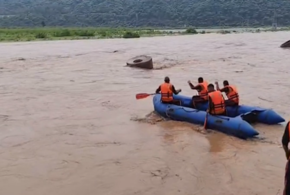 Jammu police, NDRF rescue youths stranded in Tawi River