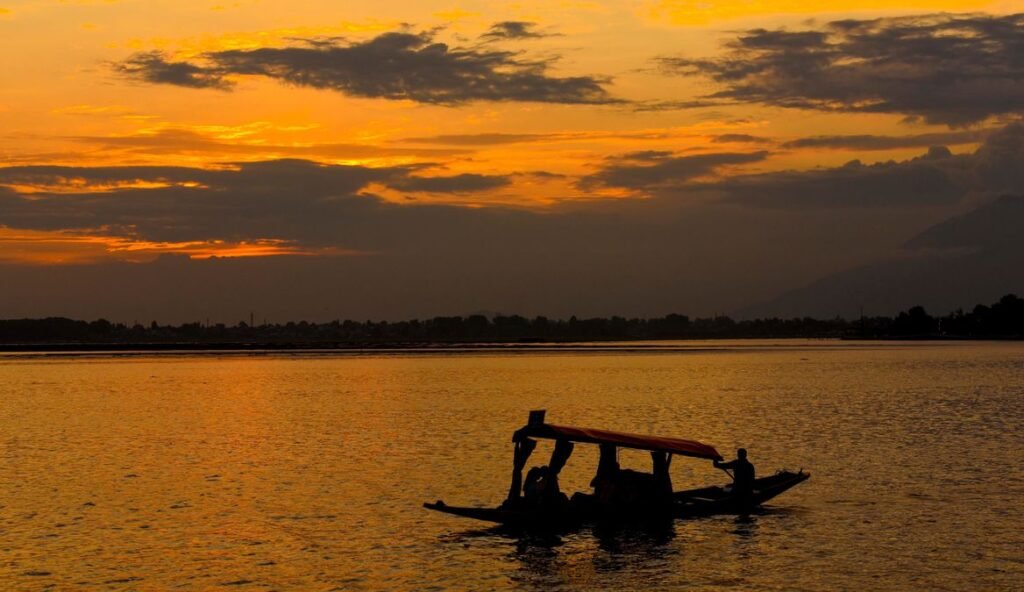 MeT Forecasts Hot, Humid Conditions with Rain in Parts of J&K