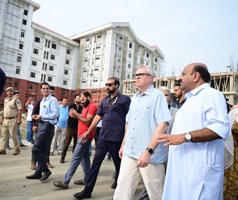 CM Omar Conducts Extensive Early-Morning Tour of Srinagar