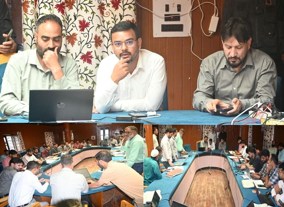 DC reviews Farmer’s ID Generation Camp under Agristack project at Kulgam