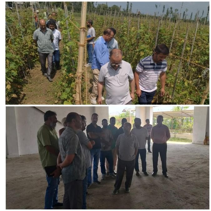 Dir Agri Kashmir visits S.M Farm Tapper Kreeri