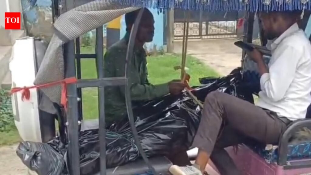 After hours of wait for hearse, Munger family transports body in e-rickshaw | Patna News