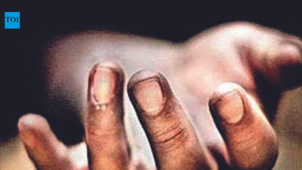 Man dies, wife and daughter critical; police suspect suicide | Pune News