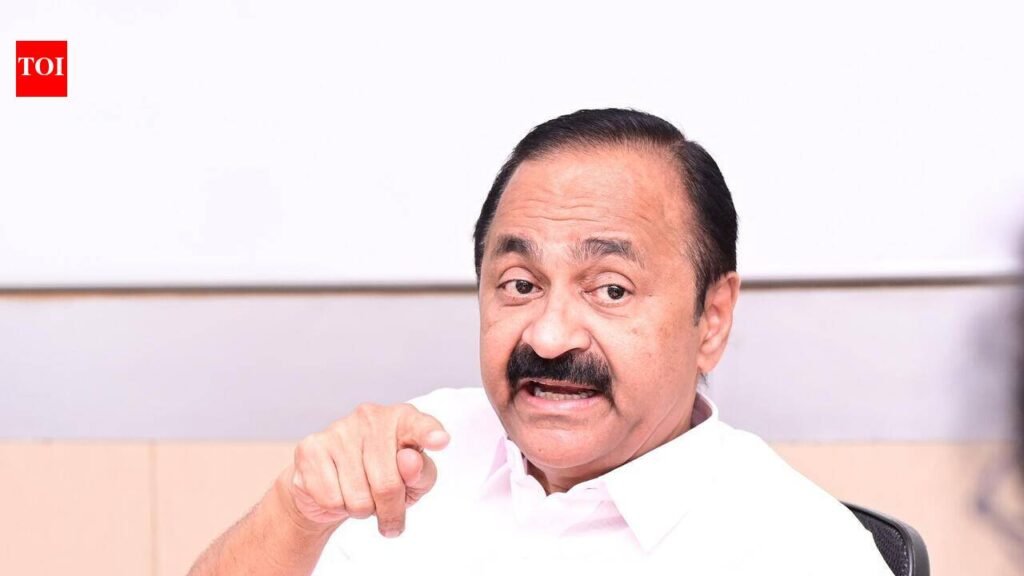 Kerala CM faces flak over lunch party amid flood crisis | Thiruvananthapuram News