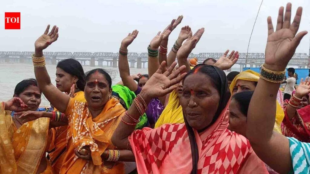 Women kanwariyas march with confidence amid enhanced security, facilities | Prayagraj News