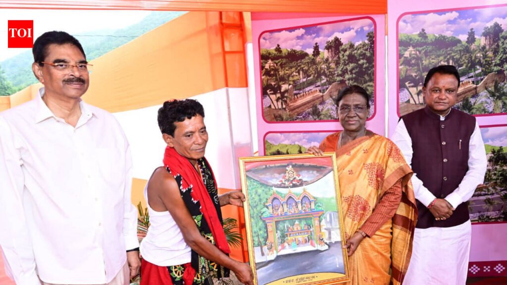 Prez gifts toffees to students, prays at Taptapani temples | Bhubaneswar News