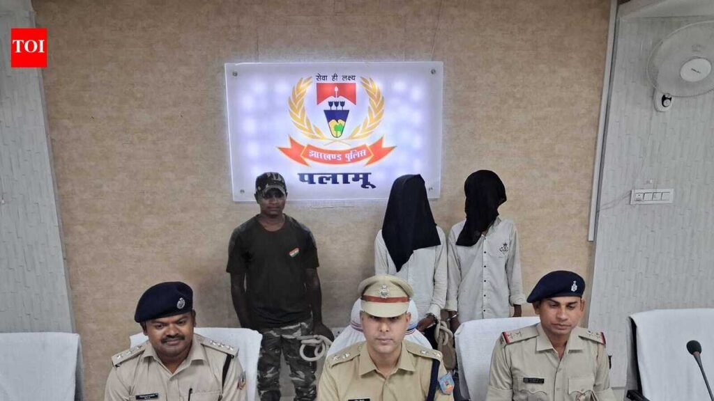 Photo with country-made gun lands 2 Palamu youth in police net | Ranchi News