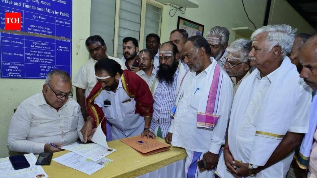 A first in Karnataka politics: 50,000 priests make a pitch for their preferred `temples minister’! | Bengaluru News