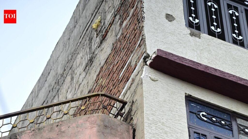 Deep cracks force evacuation of five families in Jaipur’s Walled City | Jaipur News