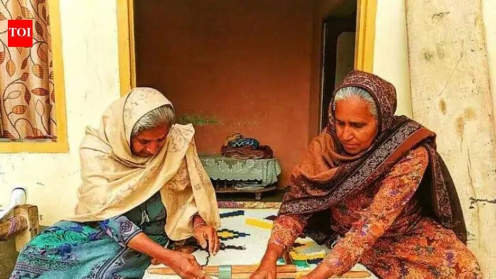 UP’s women weavers make moolah as tourists flock the loom | Lucknow News
