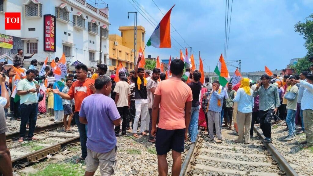 FIR against 33 named persons for blocking Howrah-Delhi rail line in Buxar | Patna News