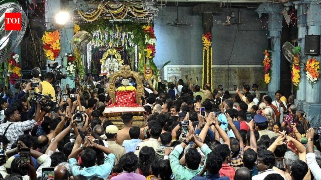VIP visits must not disrupt darshans of devotees, mobile phone use to be curbed in temples, says HR&CE | Chennai News